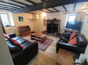 Historic 3BD Cottage: Cozy & Private Retreat